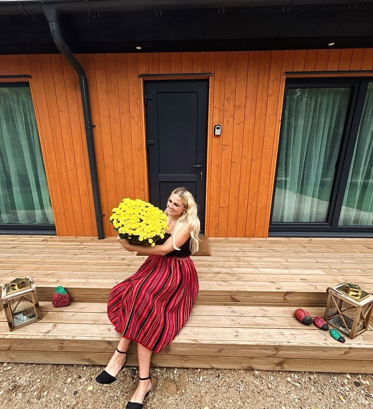 Merilin Saarepiiga puhkemaja terrassil